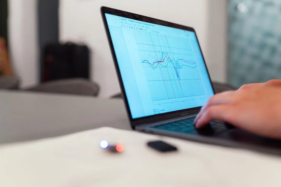 macbook-air-on-table-r02wxt3-pyw